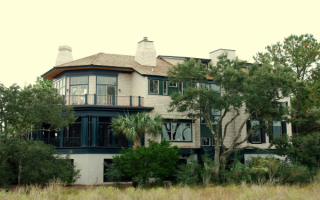 Дом за деревьями