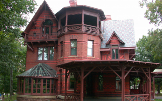 Дом с беседками