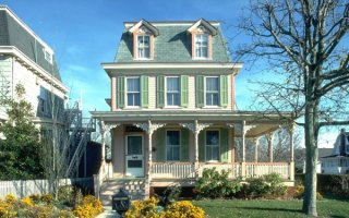 Двухэтажный дом с мансардой