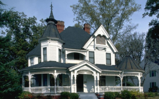 Дом с большой верандой