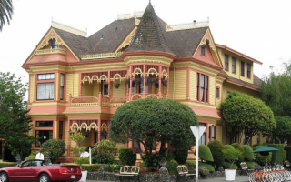 Дом с балконами и мансардой