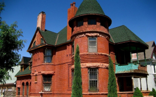 Двухэтажный кирпичный дом