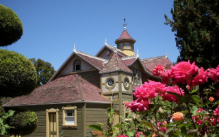 Дом с розами в саду