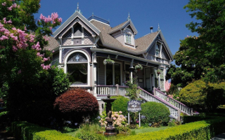 Дом в цветущем саду