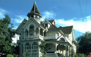 Деревянный дом с мезонином