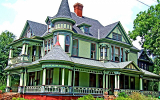 Зеленый дом с верандой