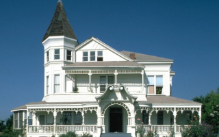 Дом с высоким крыльцом