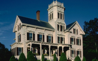 Дом с мансардами и мезонином