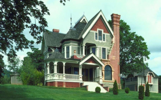 Дом с зеленым газоном