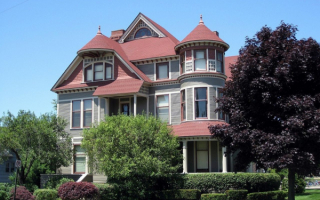 Дом с мансардой и эркером