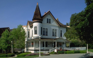 Дом с эркером у дороги