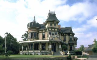 Красивая вилла на зеленом газоне