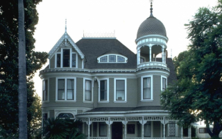 Красивый дом с башней - беседкой