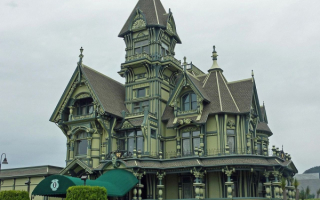 Красивый зеленый дом