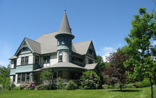 Дом на зеленой лужайке