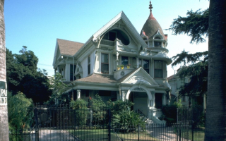 Красивый особняк