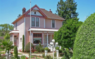 Розовый дом с садом