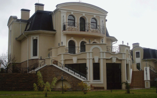 Двухэтажный частный дом с мансардой