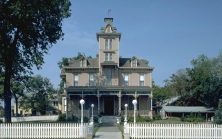 Частный двухэтажный дом за оградой