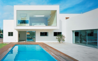 Белый дом с бассейном