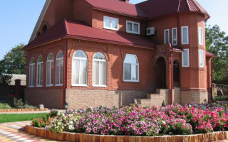 Двухэтажный кирпичный дом