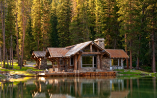 Домик у озера