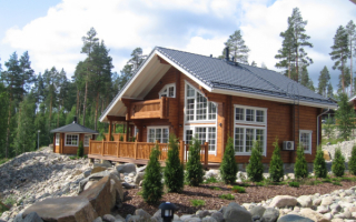 Деревянный дом с балконом и беседкой