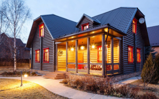 Деревянный дом с верандой