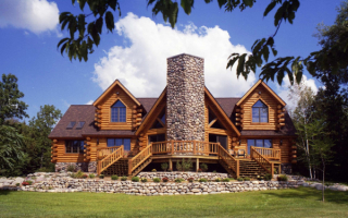 Красивый дом из оцилиндрованного бревна