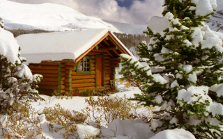 Охотничий домик в зимнем лесу