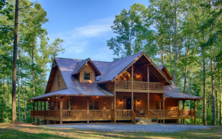 Большой рубленый дом с мансардой