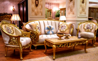 Гостиная с позолоченной мебелью