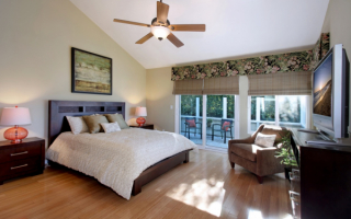 Интерьер спальни с балконом