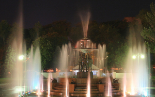 Ночной фонтан в Ростове на Дону