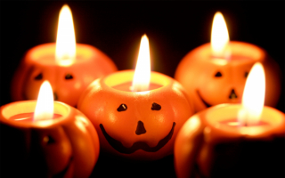 Хэллоуин зажигает свечи
