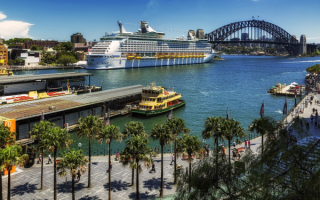 Круизный лайнер в порту Сиднея