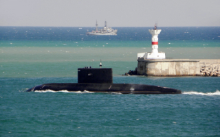 Подводная лодка выходит в море
