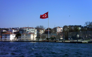 Турецкий флаг на берегу Босфора