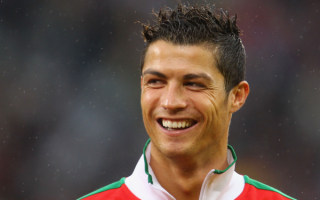 Криштиану Роналду смеется