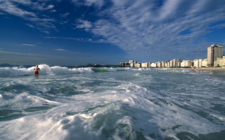 Волны океана в Рио - де - Жанейро