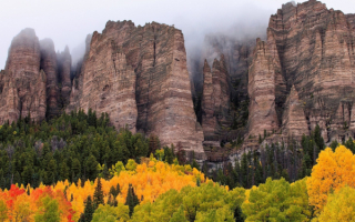 Осень у скалистых гор