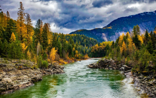 Речка лес горы тучи осень