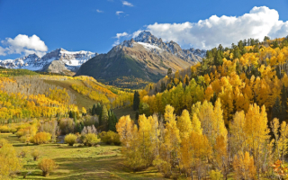 Золотая осень у скалистых гор