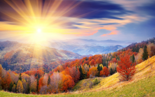 Солнце над осенними горами