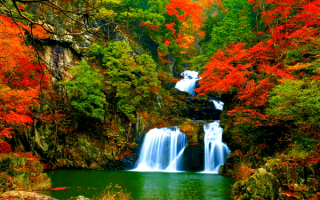 Водопад в осеннем лесу