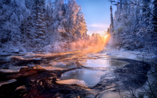 Морозный рассвет на студеной реке
