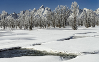 Зимняя долина с застывшей рекой