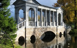 Мраморный мост в Екатерининском парке города Пушкин.