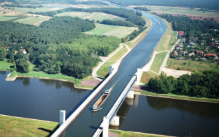 Магдебургский водный мост в Германии.
