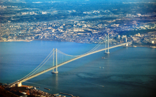 Мост Акаси Кайкё через пролив Акаси в Японии.